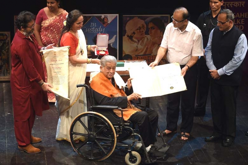 Shashi Kapoor Receives DadaSaheb Phalke Award At Prithvi Theatre