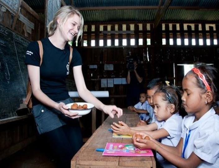 Solo Sailor Jessica Watson Visits Syrian Refugees.