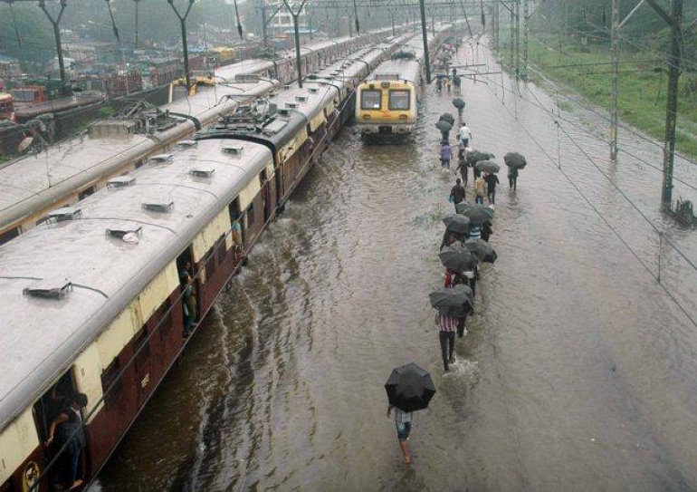 Heavy rains lashes Mumbai, disrupting the order of business for people