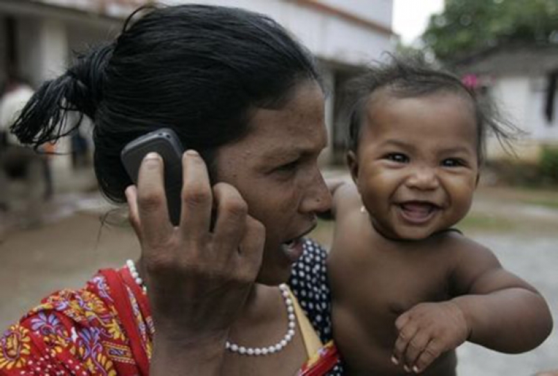 India bets on mobiles in battle on maternal, child deaths