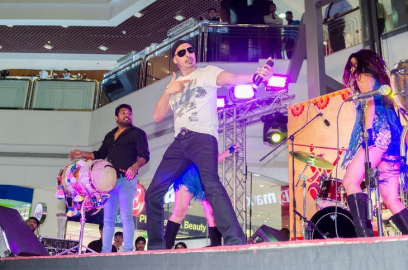 Bollywood Singer Sukhbir Performs For Children At Dubai’s Autism Center