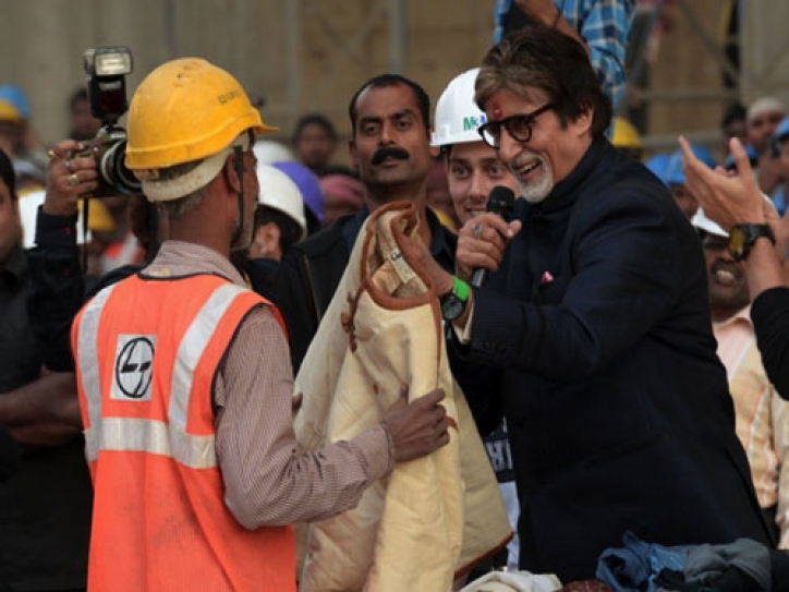 Amitabh Bachchan Donates ‘Silsila’ Jacket To Charity.