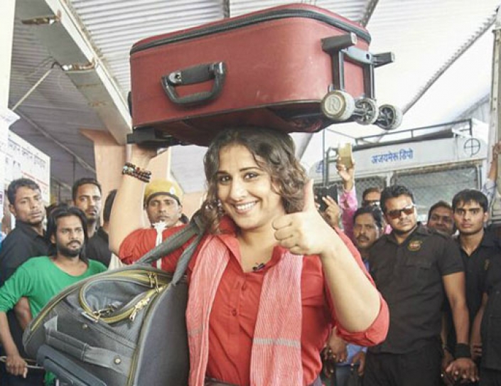 Vidya Balan Turns Coolie For A Female Porter