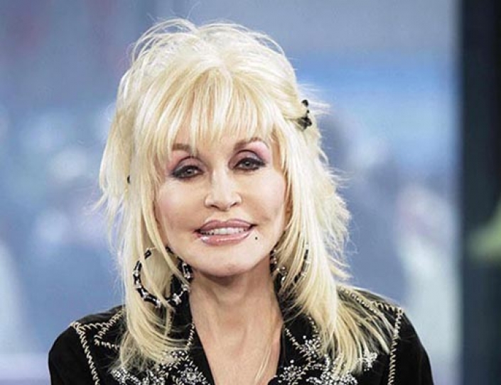 Dolly Parton Gives Free Books To Kids In The UK.