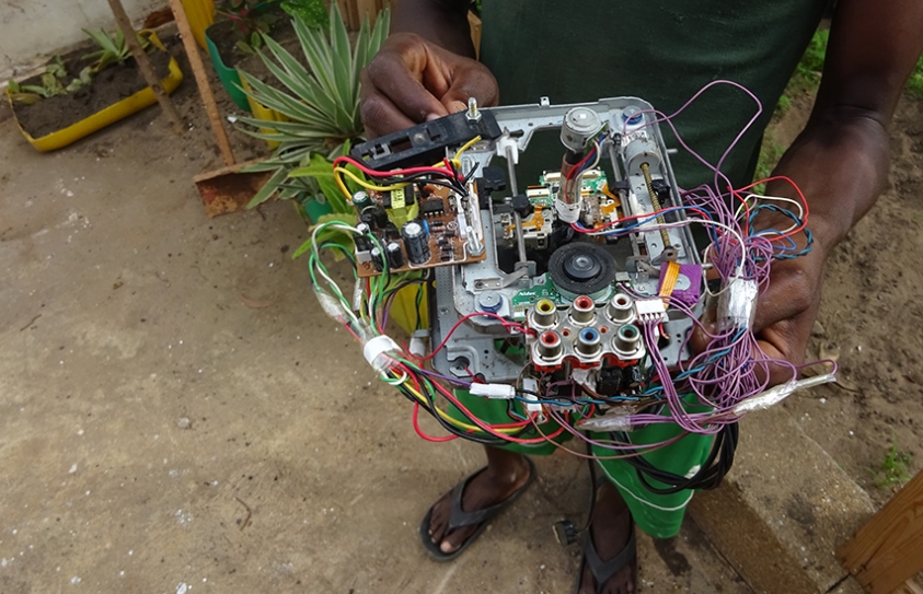 THIS INNOVATIVE WEST AFRICAN LAB IS TURNING E-WASTE INTO 3D PRINTERS AND ROBOTS
