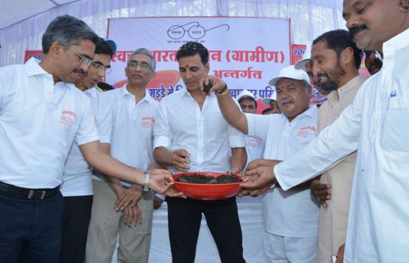 Akshay Kumar Meets Minister Narendra Singh Tomar, Digs 'Two Pit Toilet'!