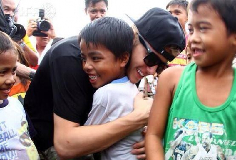 Justin Bieber performs for typhoon haiyan vicitms