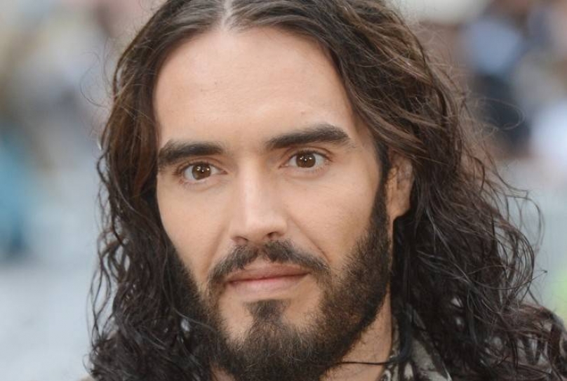 Russell Brand turns soccer expert for charity
