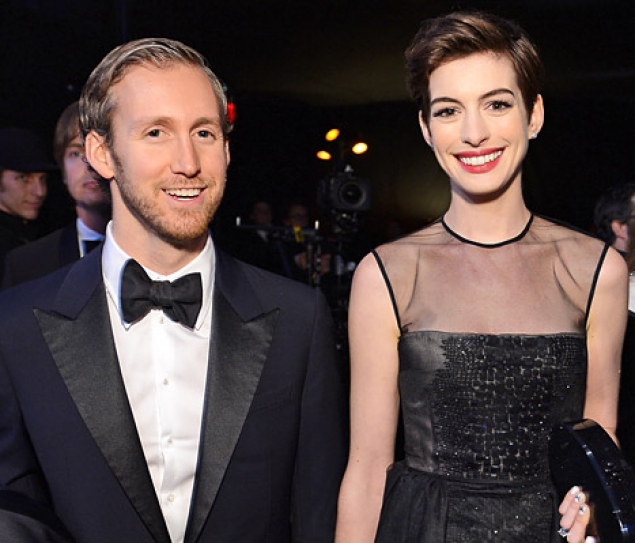 Anne Hathaway And Adam Shulman Hide Their Faces For Charity