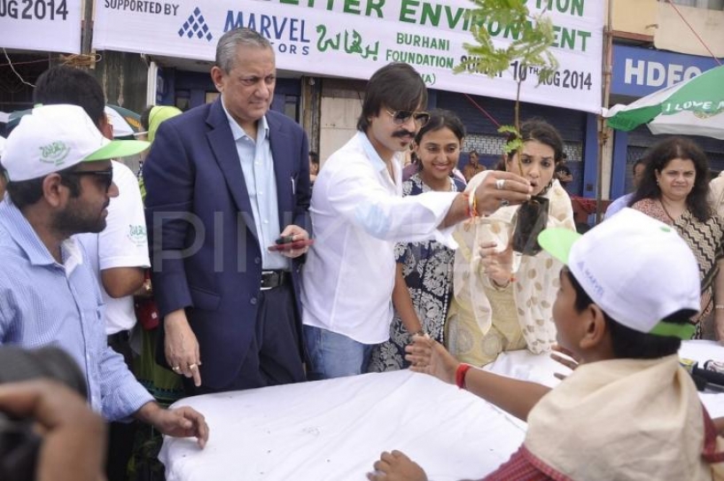 Vivek Oberoi distributes saplings