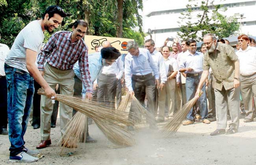 Rohit Sharma takes part in cleanliness campaign