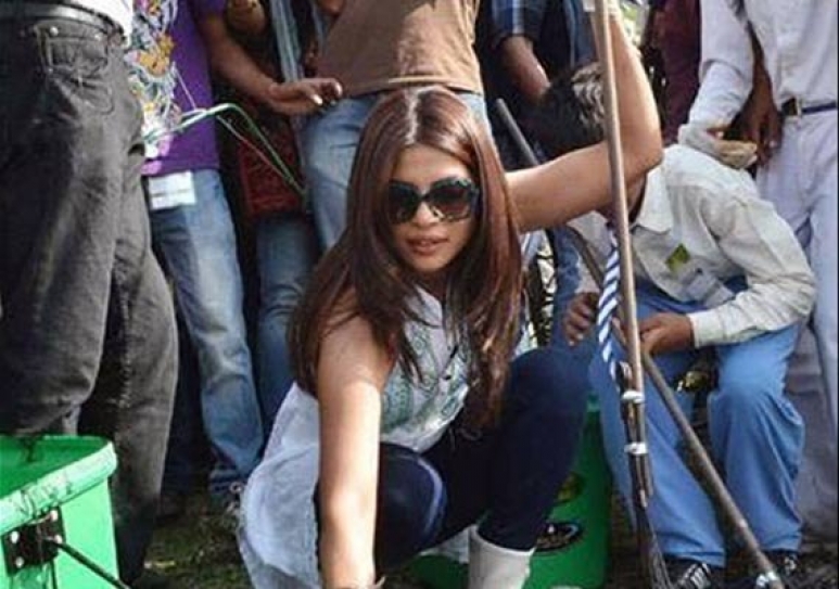 Priyanka Chopra picks garbage for Clean India campaign