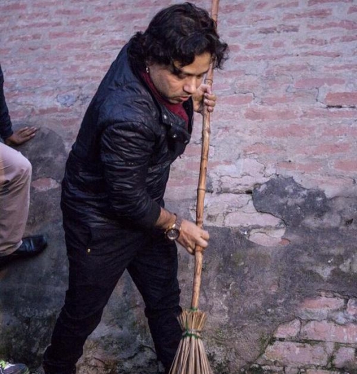 PM Modi congratulates Kailash Kher for participating in Swachh Bharat Abhiyan