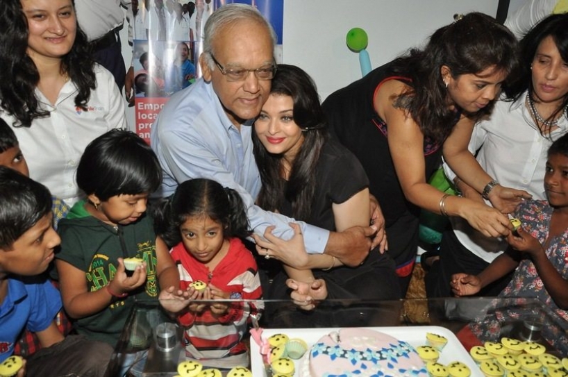Aishwarya Rai Bachchan brings the smiles out