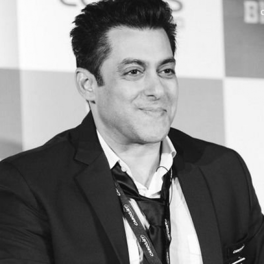 Salman Khan sets up week-long medical camp in Mandawa