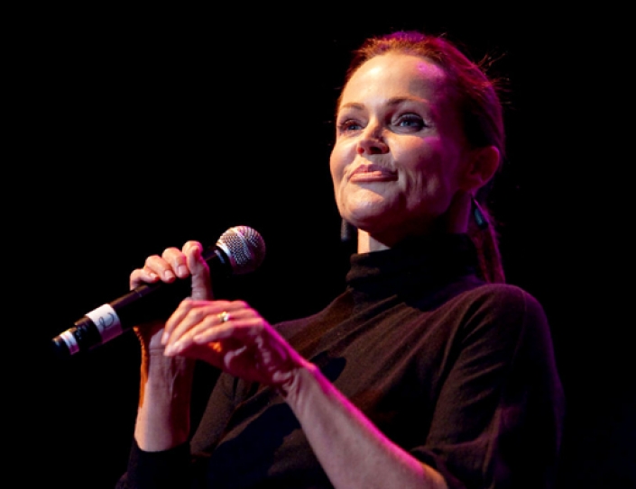 US singer & animal rights activist Belinda Carlisle to drive auto rickshaw across India for charity