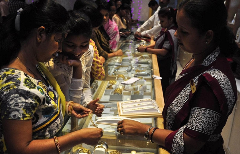 Indian Boss Gives 1,260 Cars, 400 Flats And Jewellery As Diwali Bonus To Staff