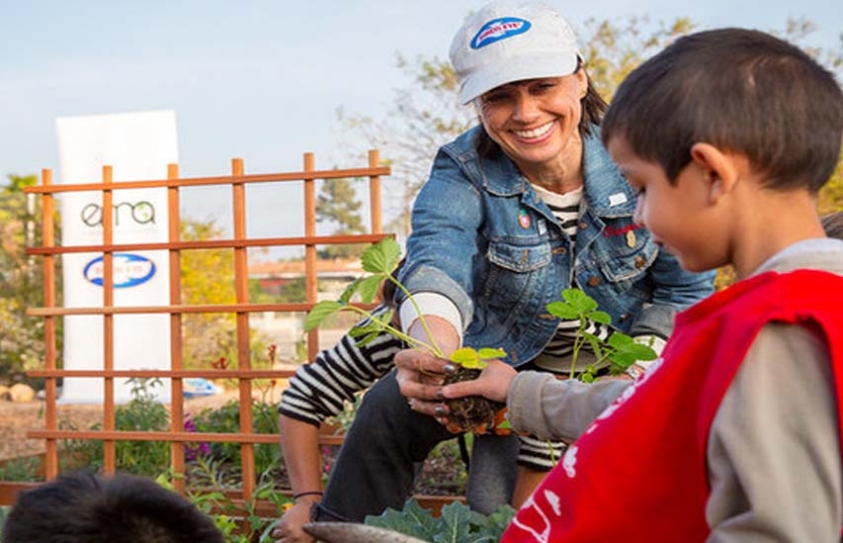 Constance Zimmer Plants Local Garden With #Greenmyschool Program