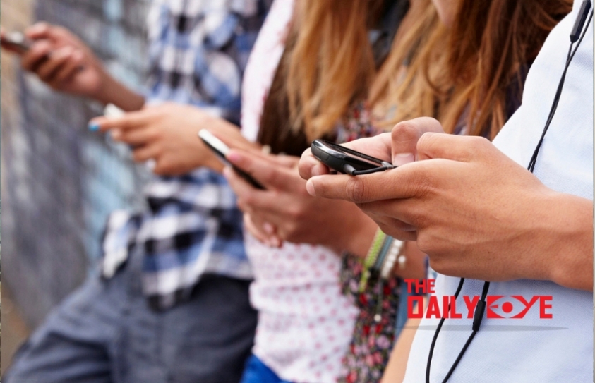 Heavy Social Media use linked to signs of Severe Depression in Teens